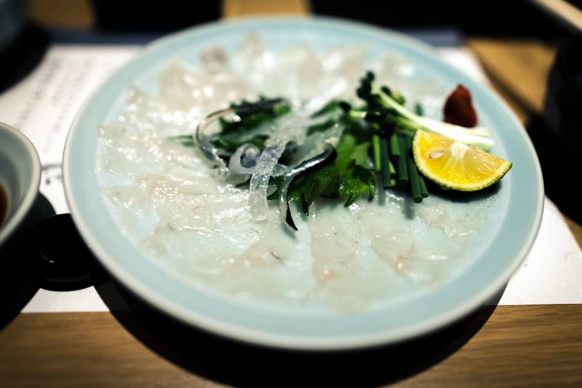 A gömbhal, helyi nevén fugu, kedvelt étel Japánban, ám ha nem megfelelően készítik el, légzésleállás miatti halálhoz is vezethet a fogyasztása. Az állat szervezetében ugyanis tetrododotoxin nevű idegméreg található. Egyetlen hal harminc ember megölésére elegendő mérget tartalmaz.
