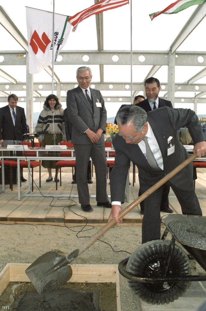 Szuzuki Oszamu 1991 áprilisában helyezte el az emlékkövet az esztergomi gyár építésénél
