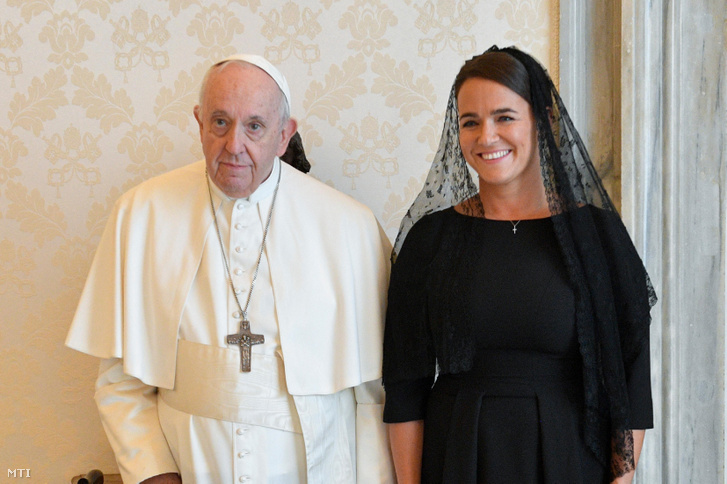 A Sándor-palota által közreadott képen Novák Katalin köztársasági elnök magánaudiencián Ferenc pápánál a Vatikánban 2022. augusztus 25-én