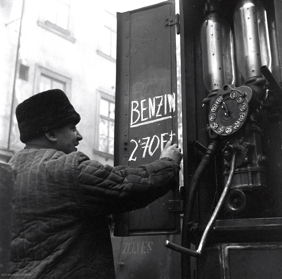Budapest, 1959. január 2. Az új év beköszöntével új árrendszert vezetnek be. A termelői árrendezéssel áttekinthetőbbé válik az árképzés. A benzin literje 2 forint 70 fillér (/MTI Nemzeti Fotótár)