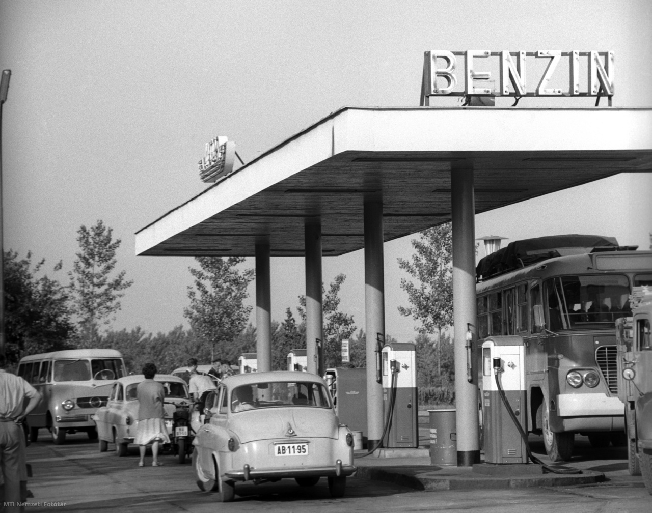 Siófok, 1960. június 18. Tankolásra váró autósok állnak járműveikkel a siófoki benzinkútnál (/MTI Nemzeti Fotótár)