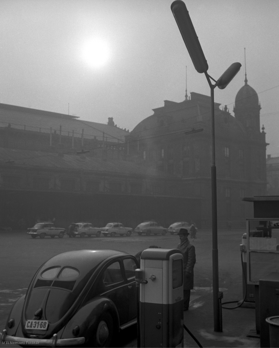 Budapest, 1960. december 28. Benzinkút a Marx térnél, a Nyugati pályaudvar épülete mellett (/MTI Nemzeti Fotótár)