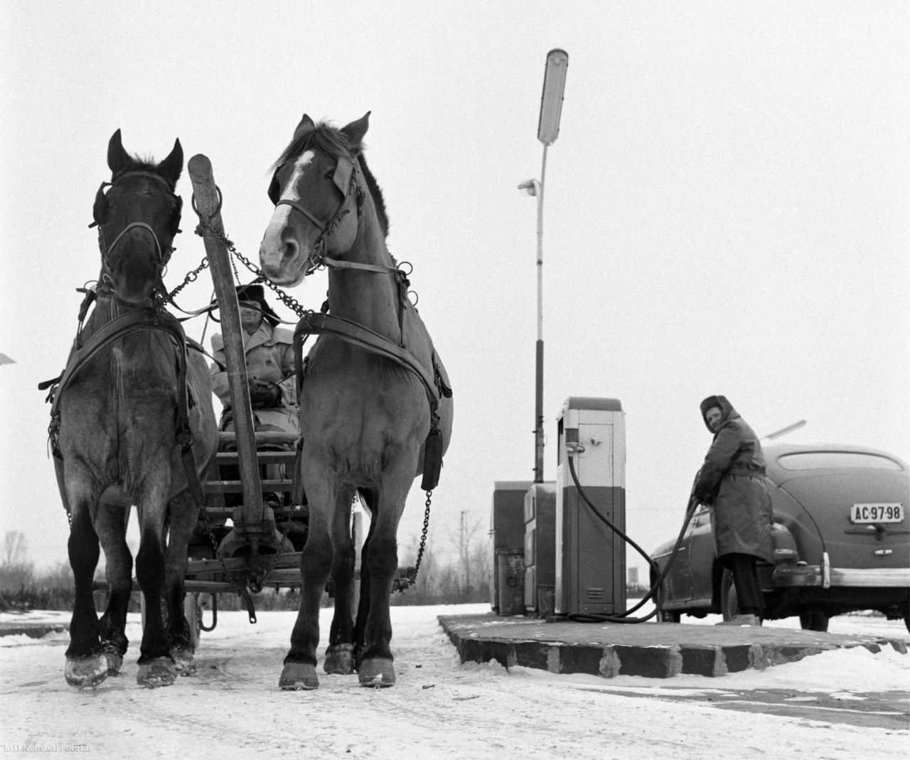 Magyarország, 1966. január 14. Lovas kocsi várakozik az Ásványolaj-forgalmi Vállalat (ÁFOR) egyik Somogy megyei üzemanyagtöltő állomásán. A felvétel készítésének pontos helye ismeretlen (/MTI Nemzeti Fotótár)