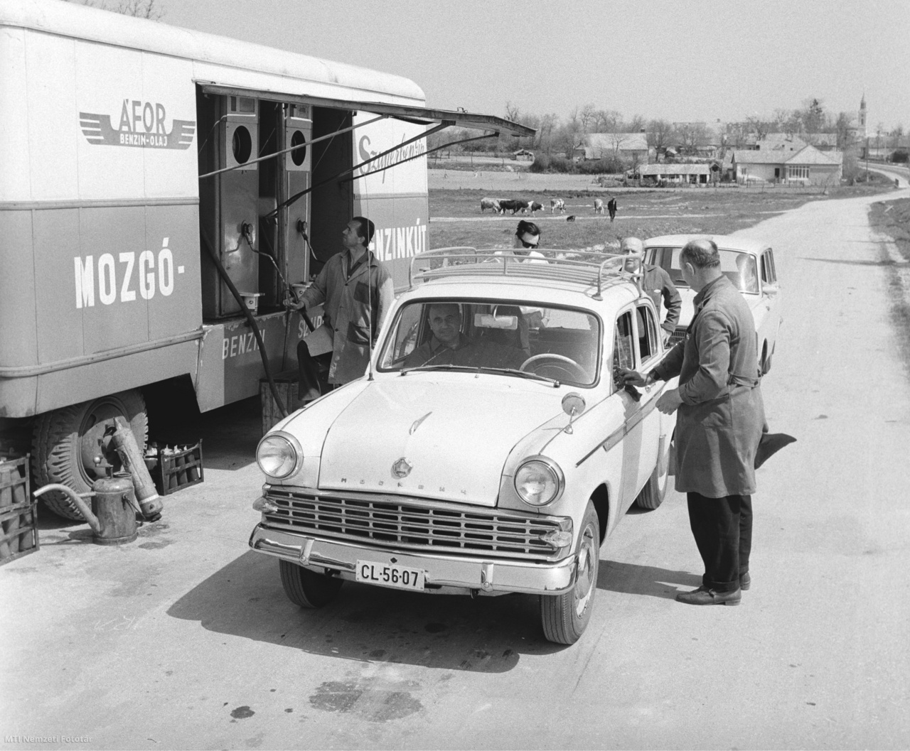 Lepsény, 1969. május 2. Egy Moszkvics típusú autó áll az Ásványolaj-forgalmi Vállalat (ÁFOR) mozgó benzinkútjánál Lepsény határában az országúton (/MTI Nemzeti Fotótár)