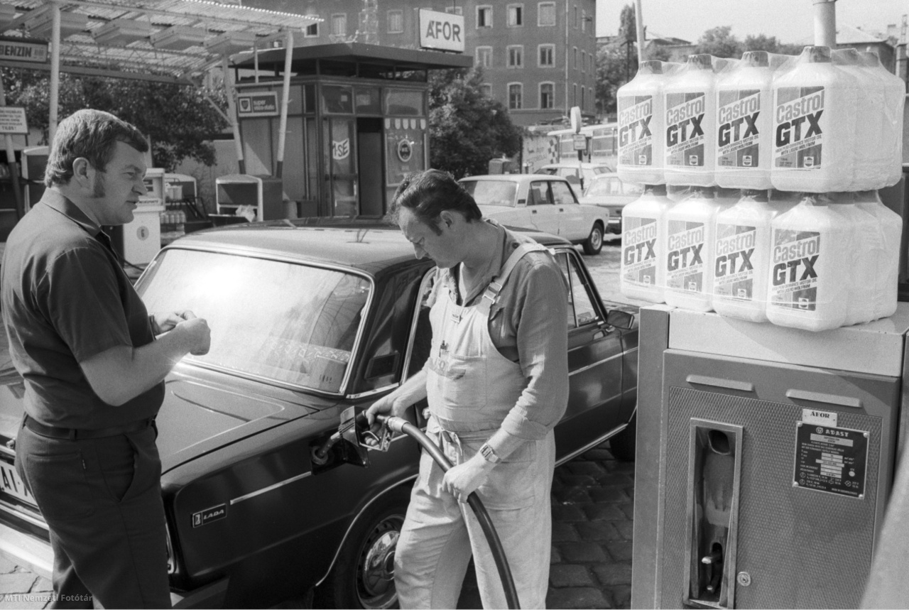 Budapest, 1986. szeptember 18. Megkezdődött a Castrol motorolaj árusítása az ÁFOR Mészáros utcai töltőállomásán (/MTI Nemzeti Fotótár)