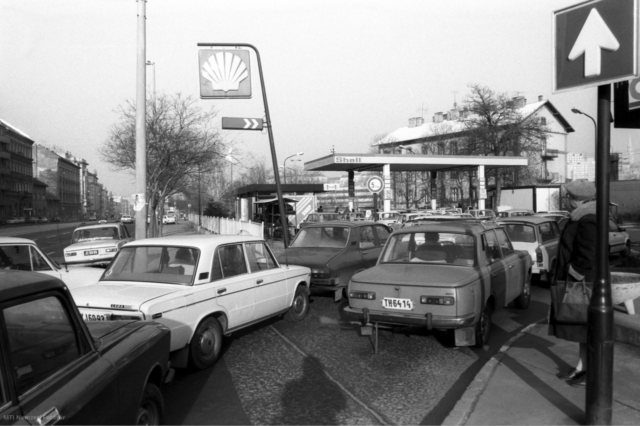 Budapest, 1990. január 6. Hatalmas sor áll az Alkotás utcai Shell-kútnál. Az a hír terjedt el, hogy január 8-ától a benzin árát is emelni fogják (/MTI Nemzeti Fotótár)