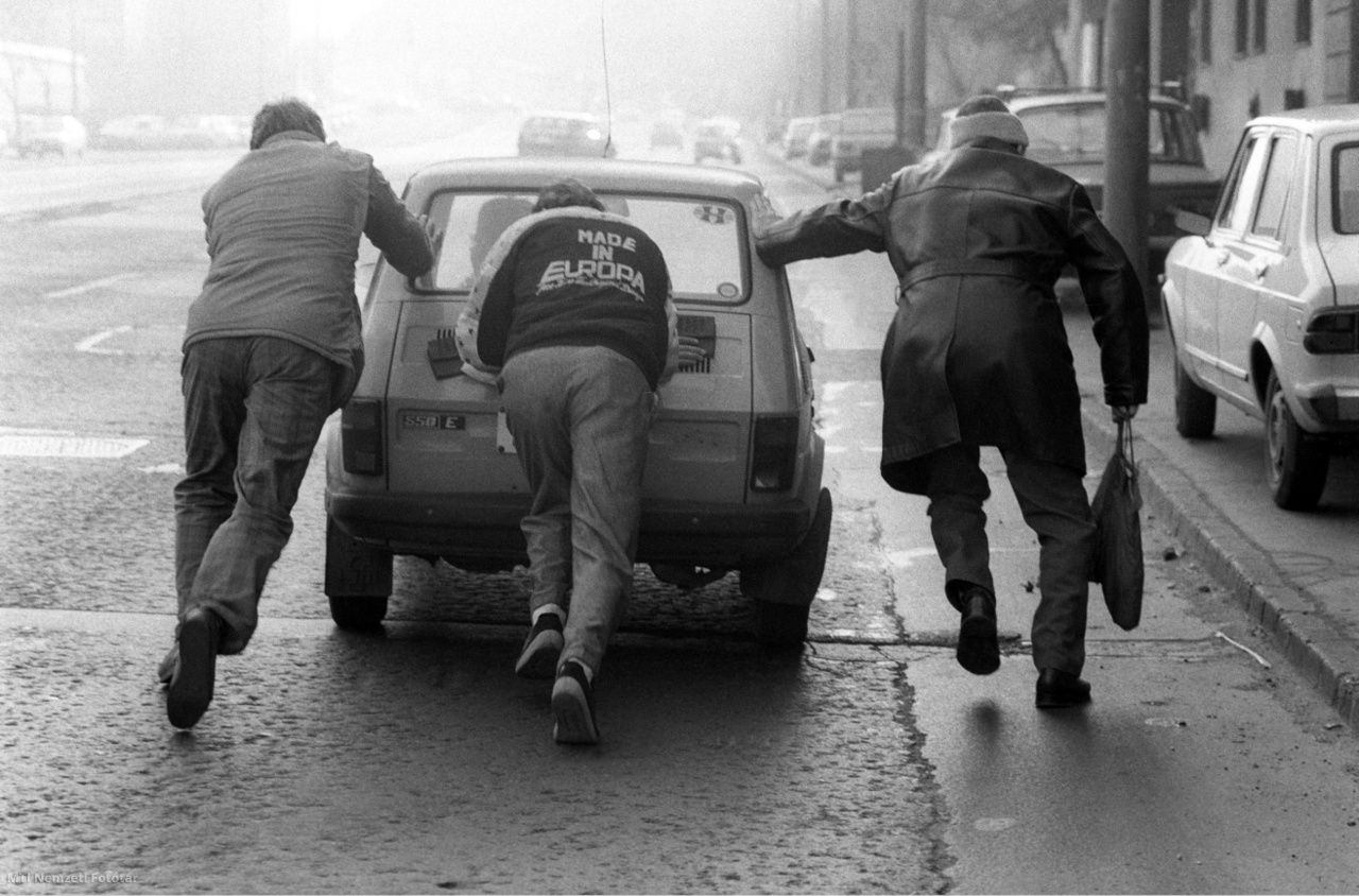 Budapest, 1990. január 6. Három férfi tol egy Polski Fiatot, ameből kifogyott az üzemanyag, a közeli benzinkúthoz. Az a hír terjedt el, hogy január 8-ától a benzin árát is emelni fogják és emiatt szombaton már óriás sorban állás volt tapasztalható a benzinkutaknál (/MTI Nemzeti Fotótár)