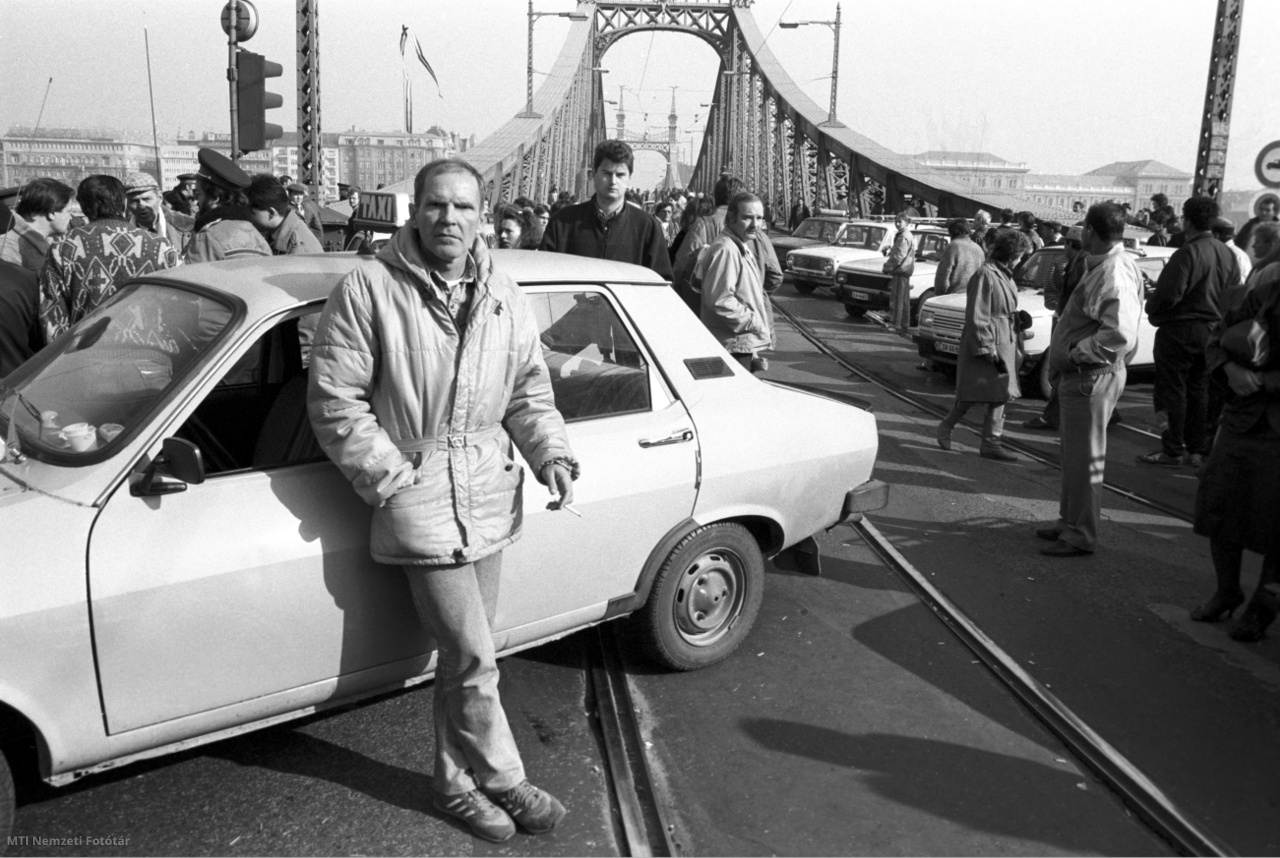 Budapest, 1990. október 26. Taxis demonstráció október 26-án a Szabadság hídon. A taxisok és magánfuvarozók a benzin drasztikus áremelése elleni tiltakozásul október 25-én este eltorlaszolták a budapesti hidak forgalmát (/MTI Nemzeti Fotótár)