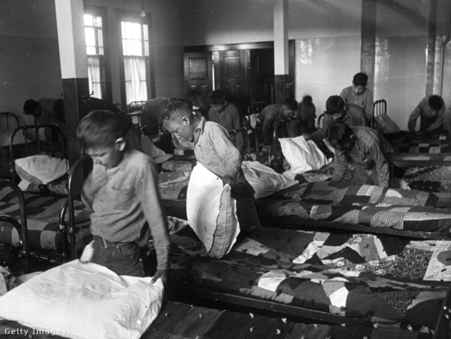 Őslakos gyerekek egy bentlakásos iskolában 1950-ben