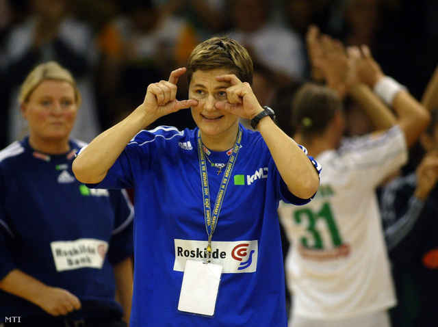 2007. október 27. Anja Andersen a Slagelse edzője a női kézilabda Bajnokok Ligája első fordulójában a Győri Audi ETO KC és a dán Slagelse mérkőzés után.