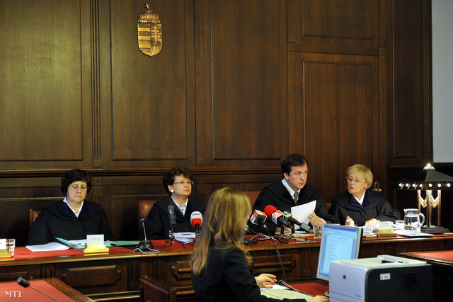 Török Judit (b) Vezekényi Ursula tanácsvezető (b2) Osztovics András (b3) és Pethőné Kovács Ágnes (j) bírók egy lakossági devizahitel-szerződés semmisségének megállapítása iránt indított per tárgyalásán a Kúrián 2013. június 25-én.