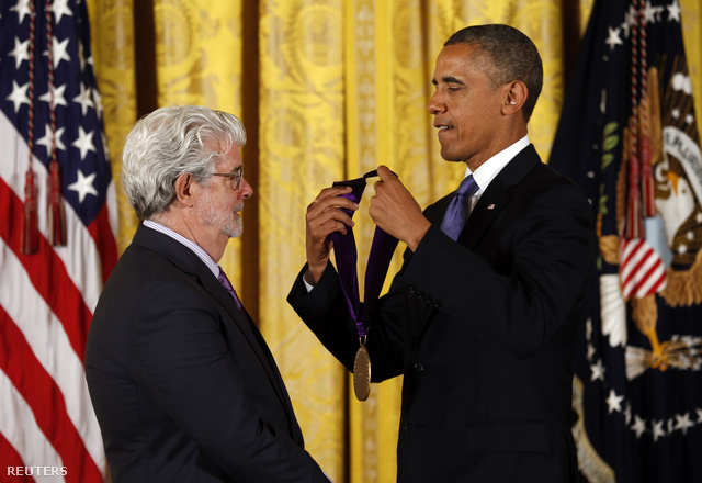Barack Obama kitüntette George Lucast