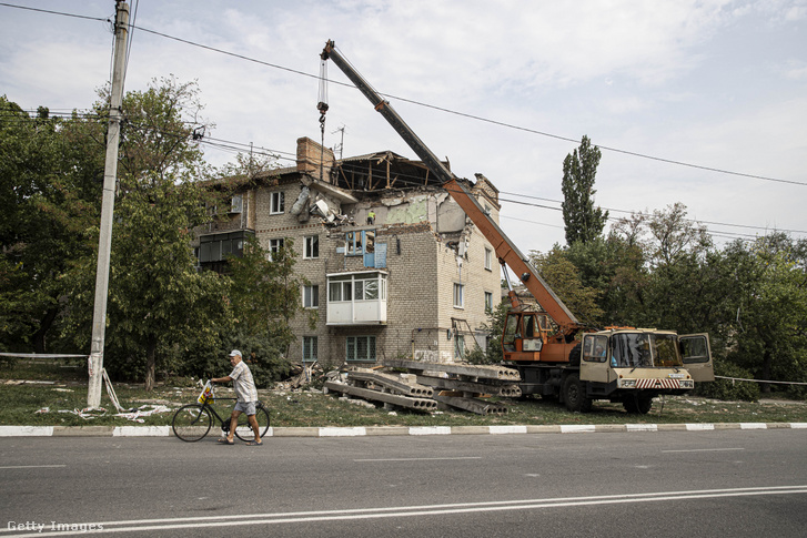 Egy lebombázott lakóépület Ukrajnában Nikopol Dnyipropetrovszk megyében 2022. augusztus 11-én