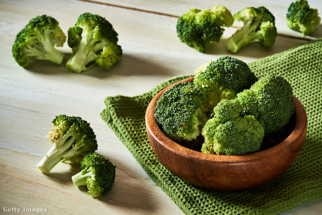 Ha a brokkoliról óvatosan eltávolítjuk a penészgomba által érintett részt, utána a zöldség még fogyasztható