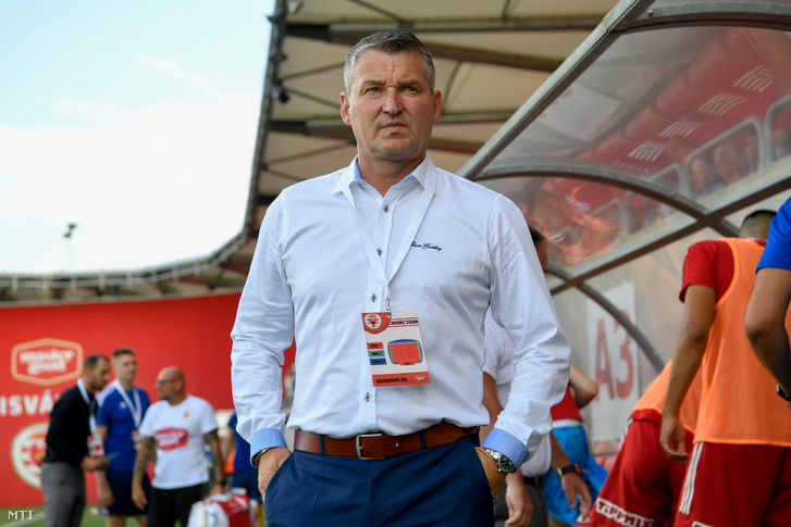 Török László, a Kisvárda vezetőedzője a labdarúgó Konferencia-liga selejtezőjének második fordulójában, a Kisvárda Master Good-Kajrat Almati visszavágó mérkőzésen a kisvárdai Várkerti Stadionban 2022. július 28-án