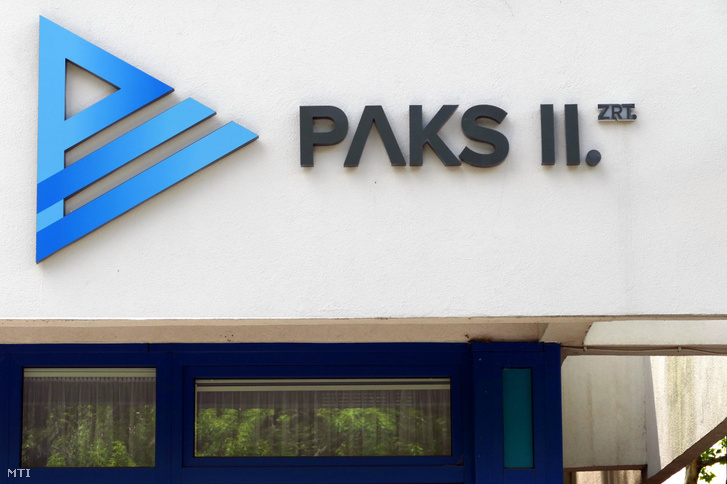 A Paksi Atomerőmű bővítésére létrejött Paks II. Zrt. logója irodaháza homlokzatán 2019. július 11-én