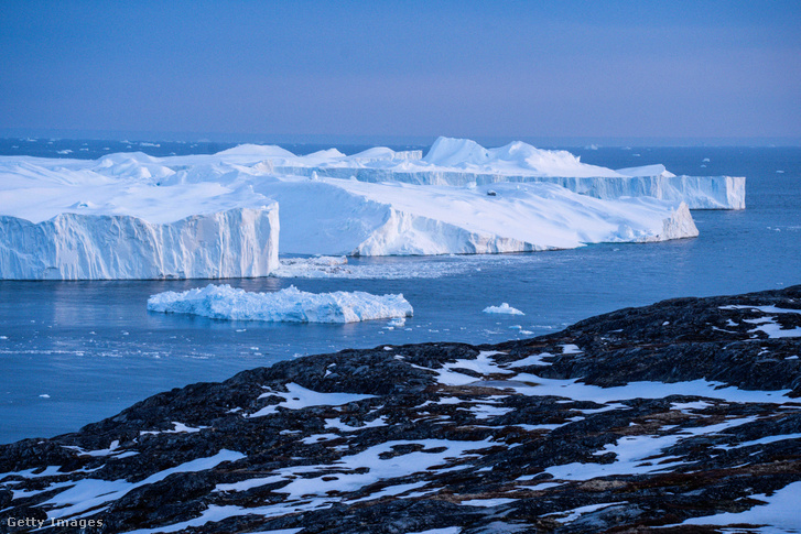 A grönlandi Jakobshavn-gleccserből leszakadt jéghegyek 2022. május 21-én