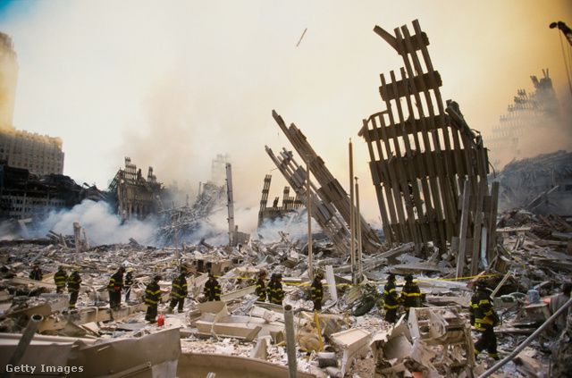 Tűzoltók a WTC romjai között