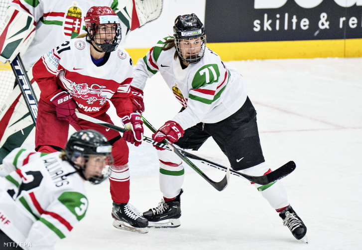 A dán Michelle Weis (b) és Mayer Fruzsina (j) a Dániában zajló női jégkorong-világbajnokság B-csoportjában játszott mérkőzésen Frederikshavnben 2022. augusztus 28-án