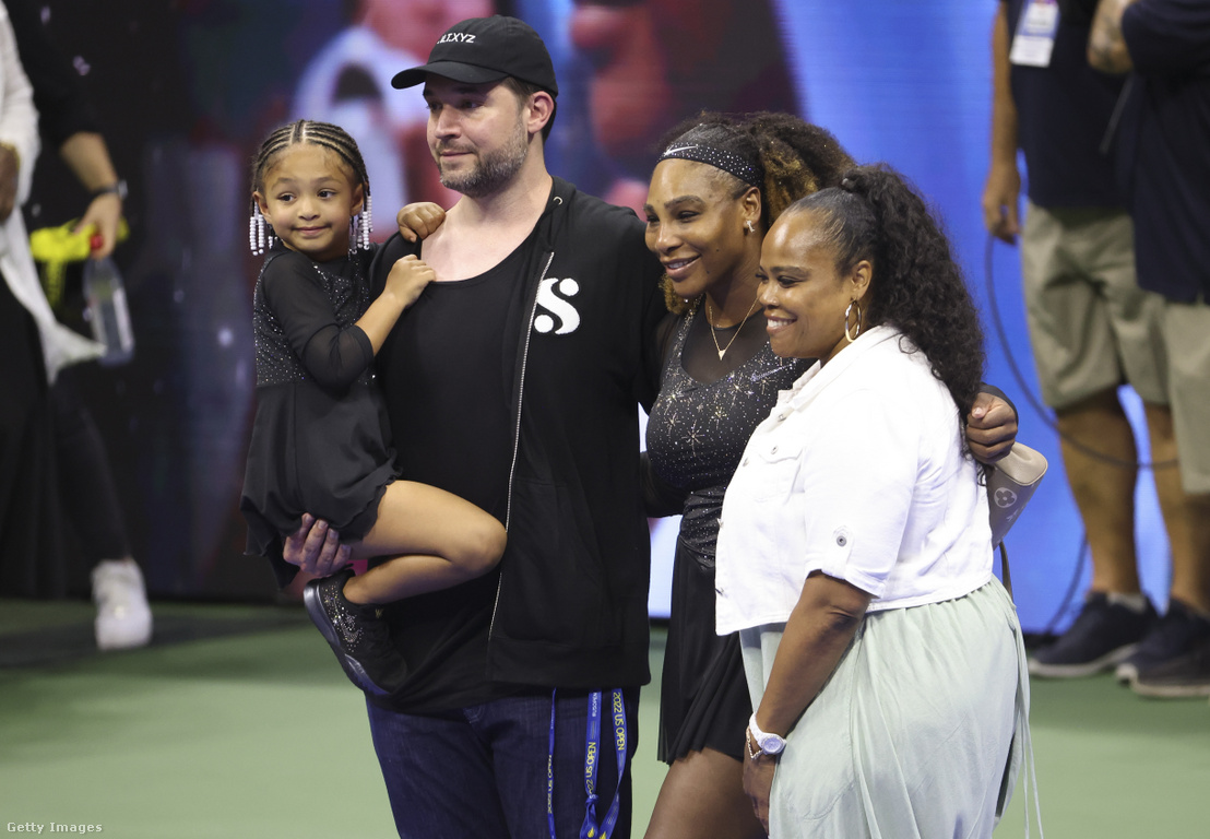 Serena Williams lányával, férjével, és nővérével