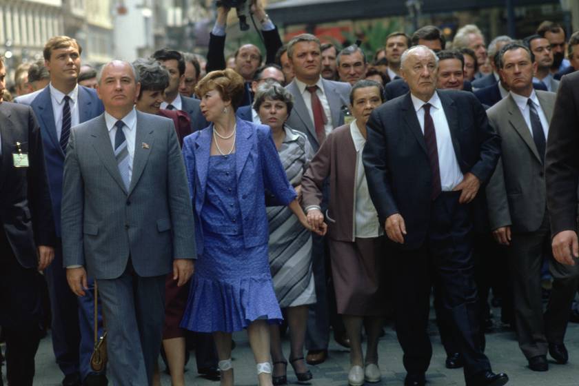 Mihail Gorbacsov és Raisza Gorbacsova magyarországi látogatásuk során Kádár Jánossal 1986-ban.