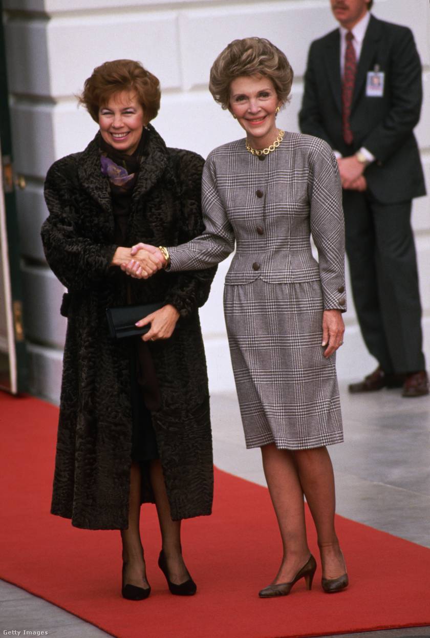 Raisza Gorbacsova Nancy Reagannel.