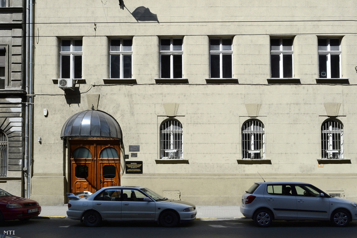 Az Országos Roma Önkormányzat székháza a főváros VII. kerületében, a Dohány utca 76.-ban, az egykori Otthon Kör épületében 2016. április 30-án