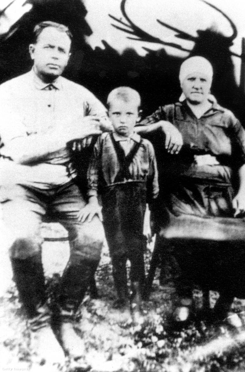 Mihail Gorbacsov a Sztavropol melletti Privolnoje faluban született egy parasztcsaládban. A gyermekkora nehéz volt Sztálin totalitárius szovjet-államában.