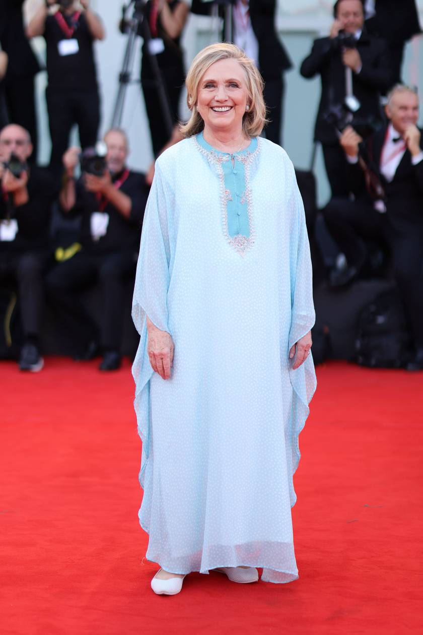 Hillary Clinton csak ritka alkalmakkor áll a vörös szőnyegre, a fesztivál első napján egy kék kaftánruhában keltett feltűnést.