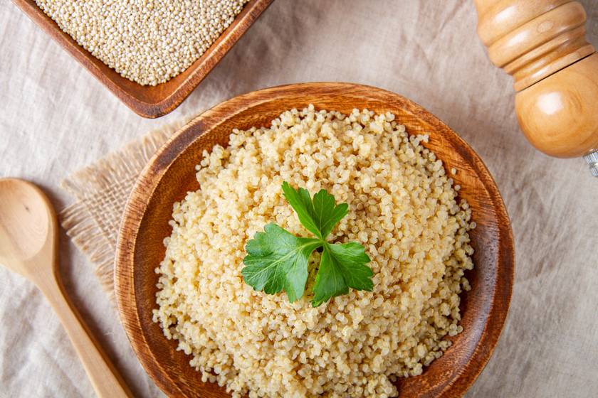 A quinoa álgabona, amit a magjaiért termesztenek. Fehérjében gazdag, kitűnő rostforrás, magnéziumot, cinket, folsavat és vasat is tartalmaz. Kvercetin és kempferol nevű flavonoidok találhatók benne, amelyek erős antioxidáns, illetve gyulladáscsökkentő hatással bírnak. Gluténmentes, így a speciális diétát tartók is fogyaszthatják.