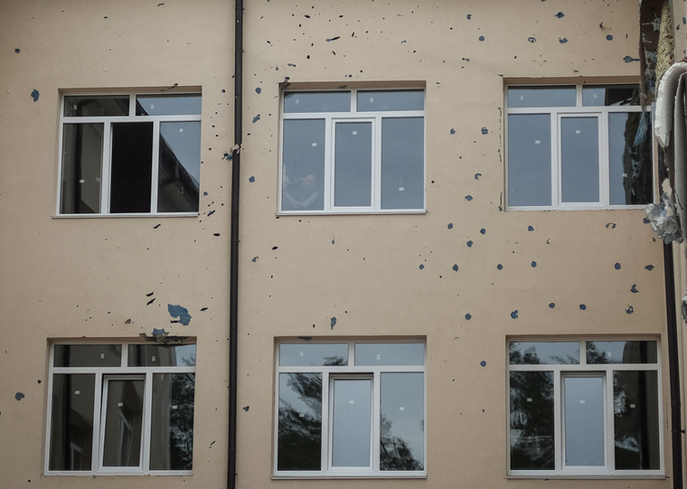 Az irpinyi iskola falán még látszanak a lövésnyomok