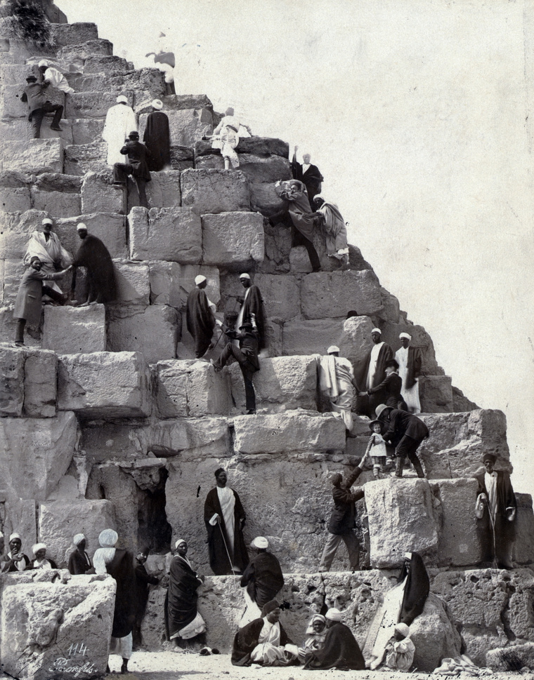 Arab férfiak a gízai piramison, Kairó, Egyiptom.