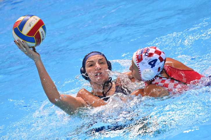 Gurisatti Gréta (b) és a horvát Jelena Butic a vízilabda-Európa-bajnokság női tornáján az A csoport negyedik fordulójában játszott Horvátország–Magyarország-mérkőzésen Splitben 2022. szeptember 1-jén