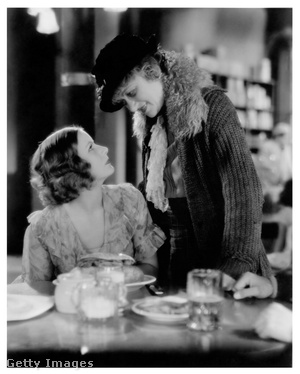 Greta Garbo és Salka Viertel az Anna Christie forgatásán 1930-ban