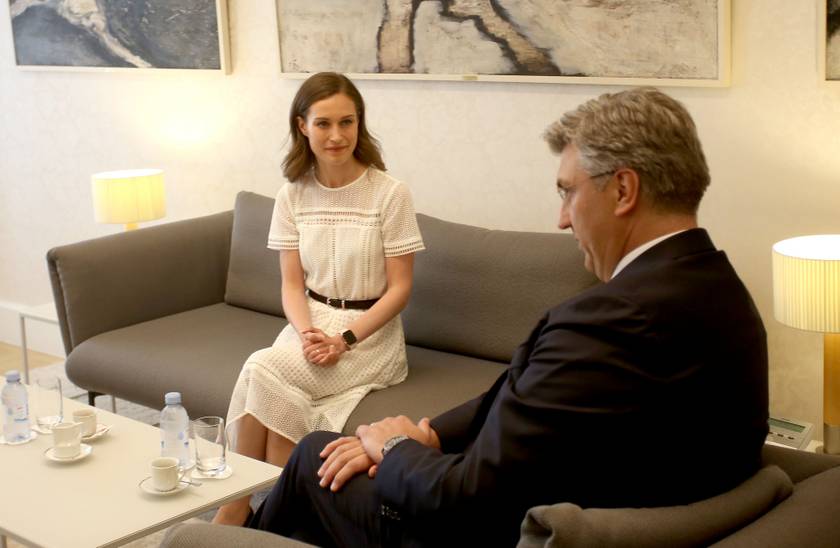 2022 júniusában Andrej Plenković horvát kormányfővel találkozott Zágrábban, ahol a NATO-csatlakozásról és az országok közti kétoldalú kapcsolatokról tárgyaltak. Marin stílusa minden hivatalos eseményen visszafogott, csinos, preferálja a fehér színt is.