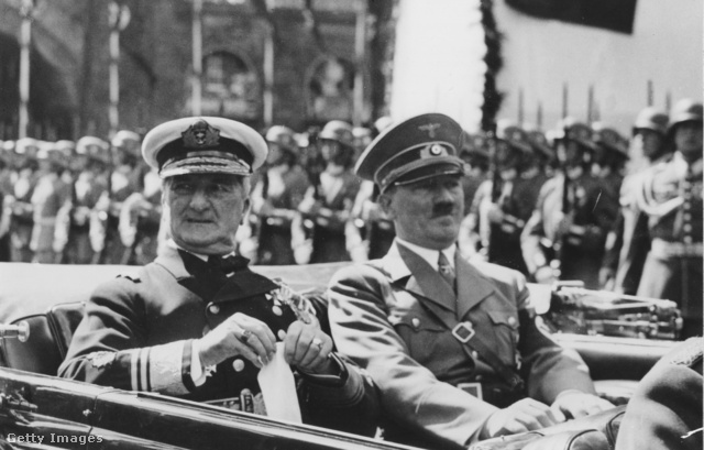 Hitler személyes fotósa, Heinrich Hoffmann felvétele az eseményről