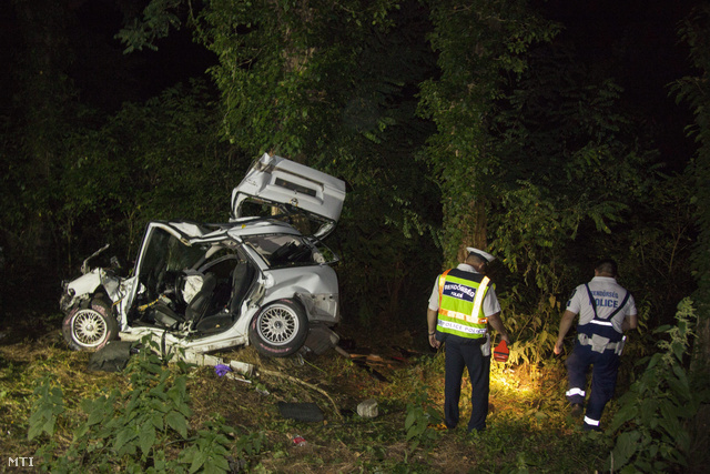Rendőrök helyszínelnek a Zala megyei Söjtör és Bak közötti úton, ahol egy 190 kilométer/órás sebességgel száguldó személyautó letért az útról és fának ütközött 2013. július 13-án. A balesetben a sofőr és két utasa a helyszínen életét vesztette.