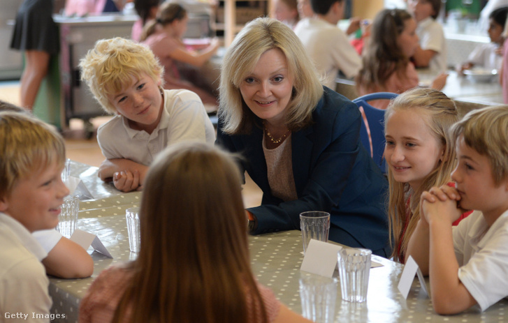 Liz Truss a nyugat-londoni Barnes Általános Iskola diákjaival találkozik 2014. július 17-én