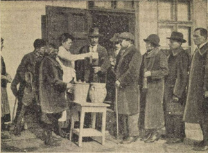 Delejes vattát osztogatnak a várakozóknak (Pesti Hírlap, 1926)