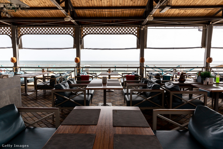 Üres ülések egy tengerparti étteremben az ukrajnai Odesszában 2022. augusztus 27-én