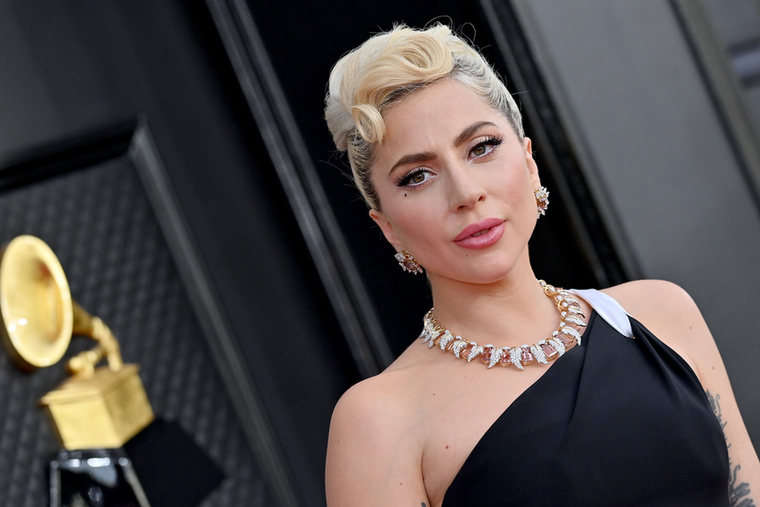 Lady GagaAz utóbbi időben színésznőként is tevékenykedő énekesnő számos koncertjét mondta le korábban titokzatos betegsége, a fibromyalgia miatt