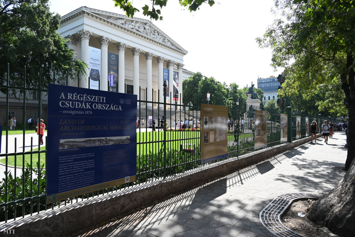 A Magyar Nemzeti Múzeum kerítése 2022. augusztus 29-én