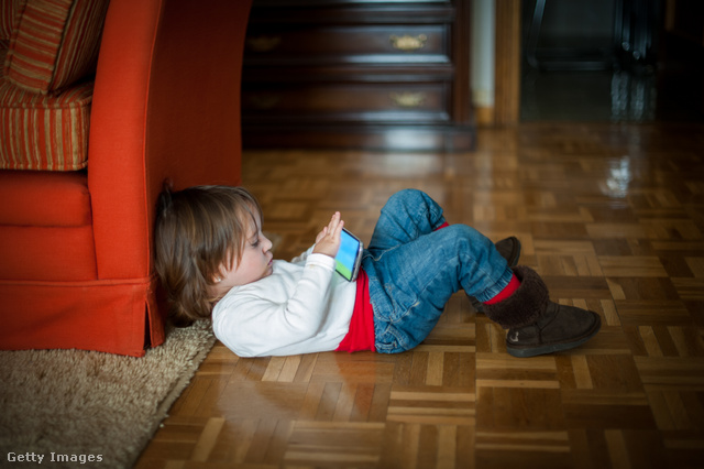 A viselkedészavaros gyerekek sokkal többet mobiloznak kortársaikhoz képest