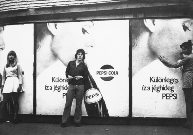 Sándor László fotós egy Pepsi Cola-plakát előtt (1970)