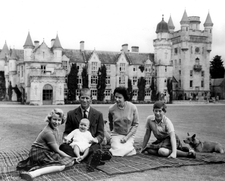 II. Erzsébet királynő és Fülöp herceg a gyermekeikkel, Anna hercegnővel, illetve András és Károly herceggel a Balmoral-kastélynál 1960-ban