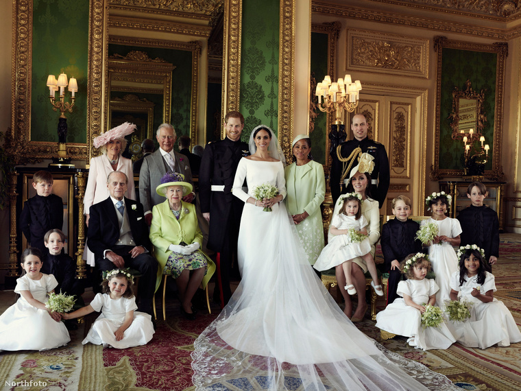 2018 májusában Harry herceg és Meghan Markle esküvője után újabb közös fotóhoz állt össze a királyi család.
                        