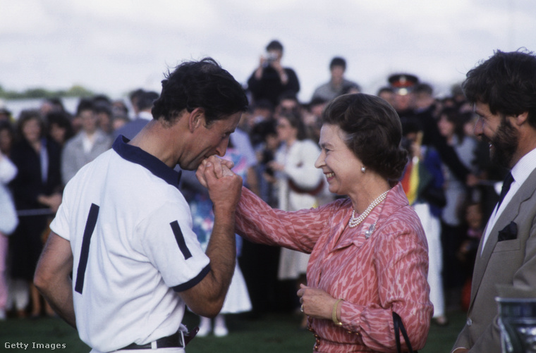 Károly herceg, amint kezet csókol édesanyjának 1985-ben.
                        
