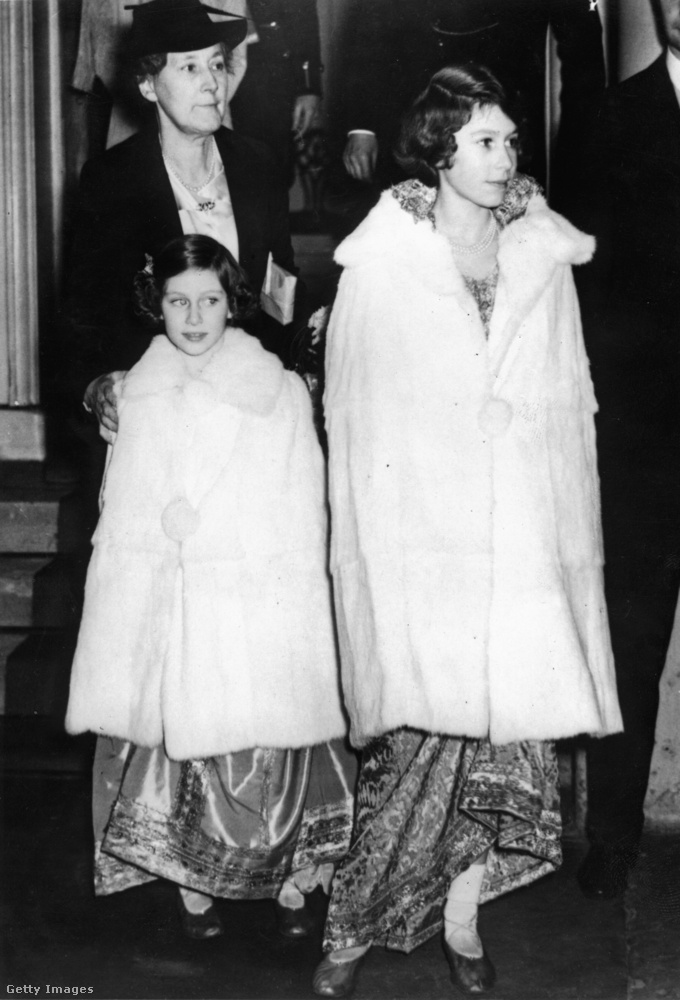 Erzsébet és testvére, Margit 1939-ben egy gyerekeknek rendezett partit követően Londonban.
                        