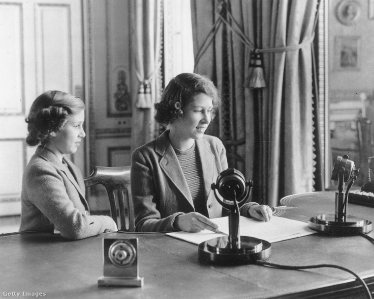 Margittal, amint az 1940-es évek elején a rádióbeszédjükre készültek.
                        