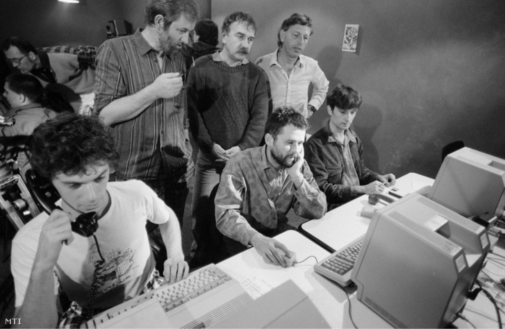 Jérome Lefdup, Gábor Áron és Geraud grafikus (b–j), mögöttük Galántai György (b, áll) és Kemény György (j, áll) a Francia Intézet számítógépei előtt 1987. október 13-án